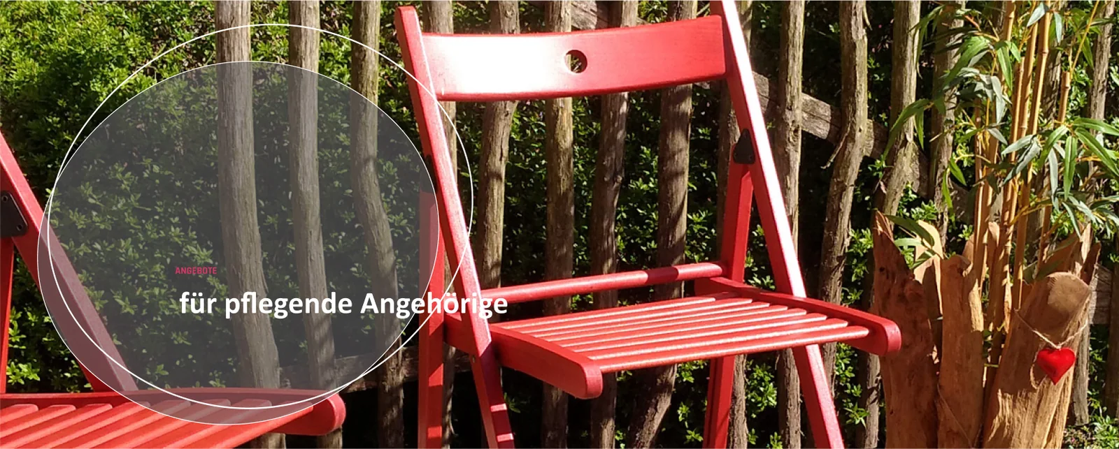 Rote Stühle im Garten: Angebote für pflegende Angehörige