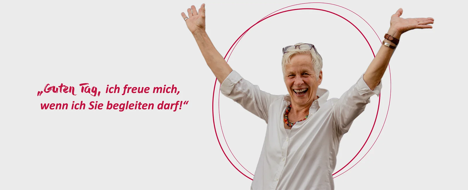 Ulrike Weber lacht mit ausgebreiteten Armen: Guten Tag, ich freue mich, wenn ich Sie begleiten darf!