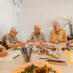Seniorinnen malen gemeinsam am Tisch
