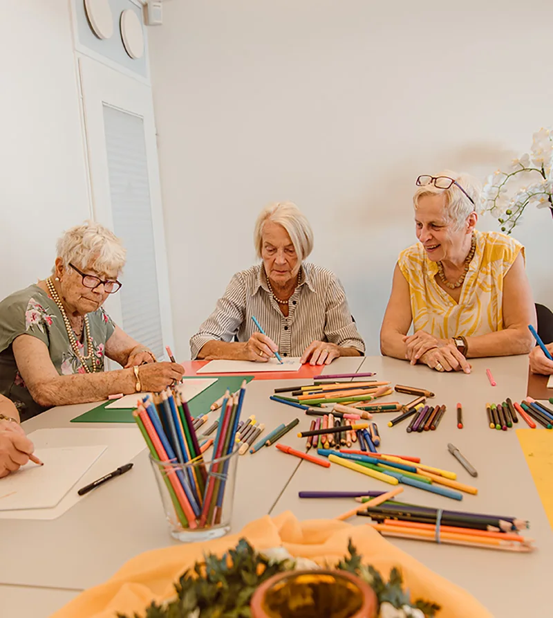 Seniorinnen malen gemeinsam