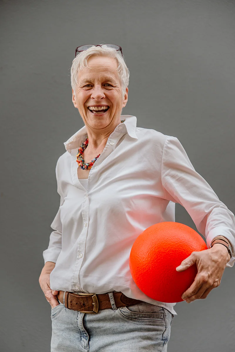 Ulrike Weber mit rotem Ball